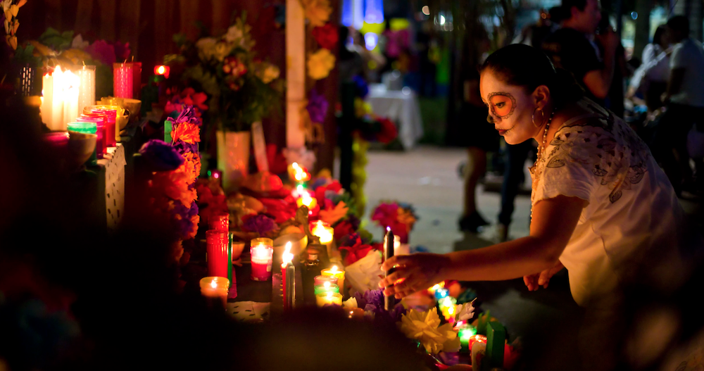 altar-dia-de-muertos-adornado-de-forma-tradicional