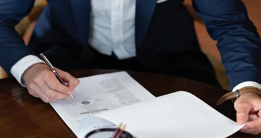 Firma-de-documento-compra-de-casa